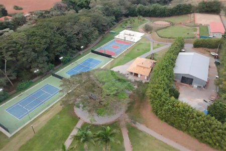 Casa à venda ou para alugar com 5 quartos, sendo 3 suítes, no condomínio Figueira Garden, Atibaia - SP