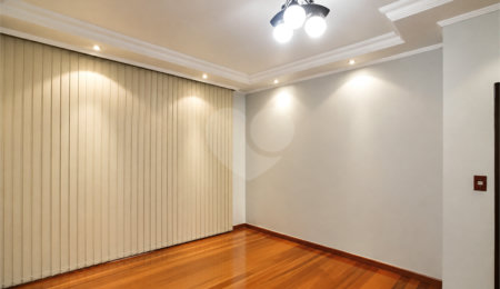 Sobrado à venda com 3 quartos, sendo 1 suíte, em Jardim Utinga, Santo André, SP
