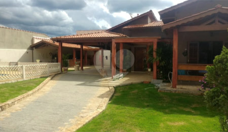 Casa à venda com 3 quartos, sendo 1 suíte, no Centro, Piracaia, SP