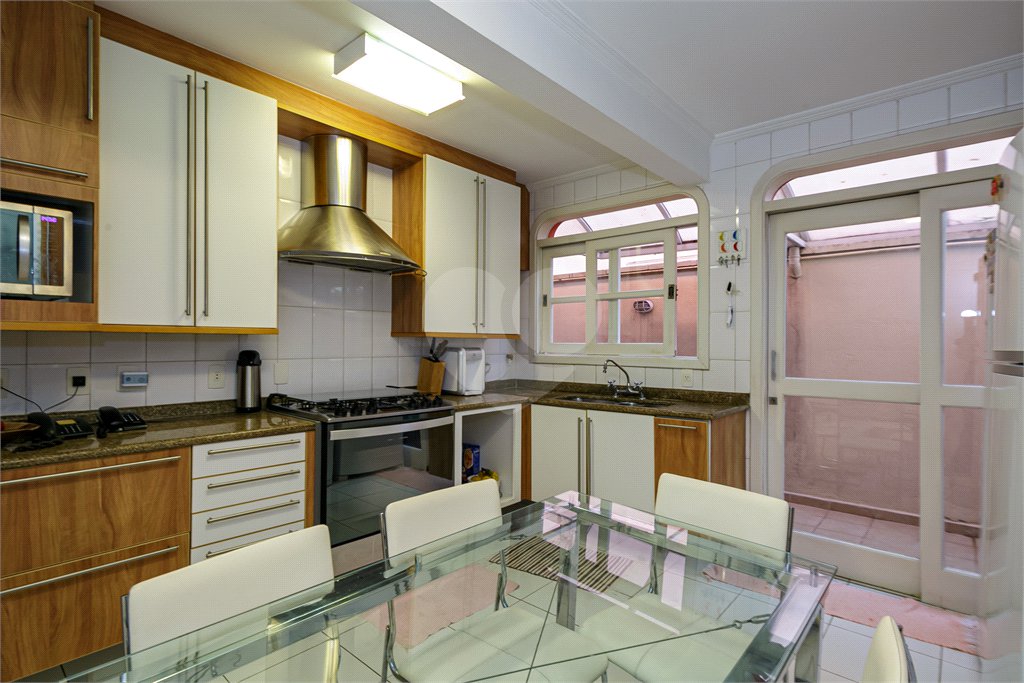 Casa à venda com 4 quartos, sendo 2 suítes, no condomínio Parque das Arvores, São Paulo - SP