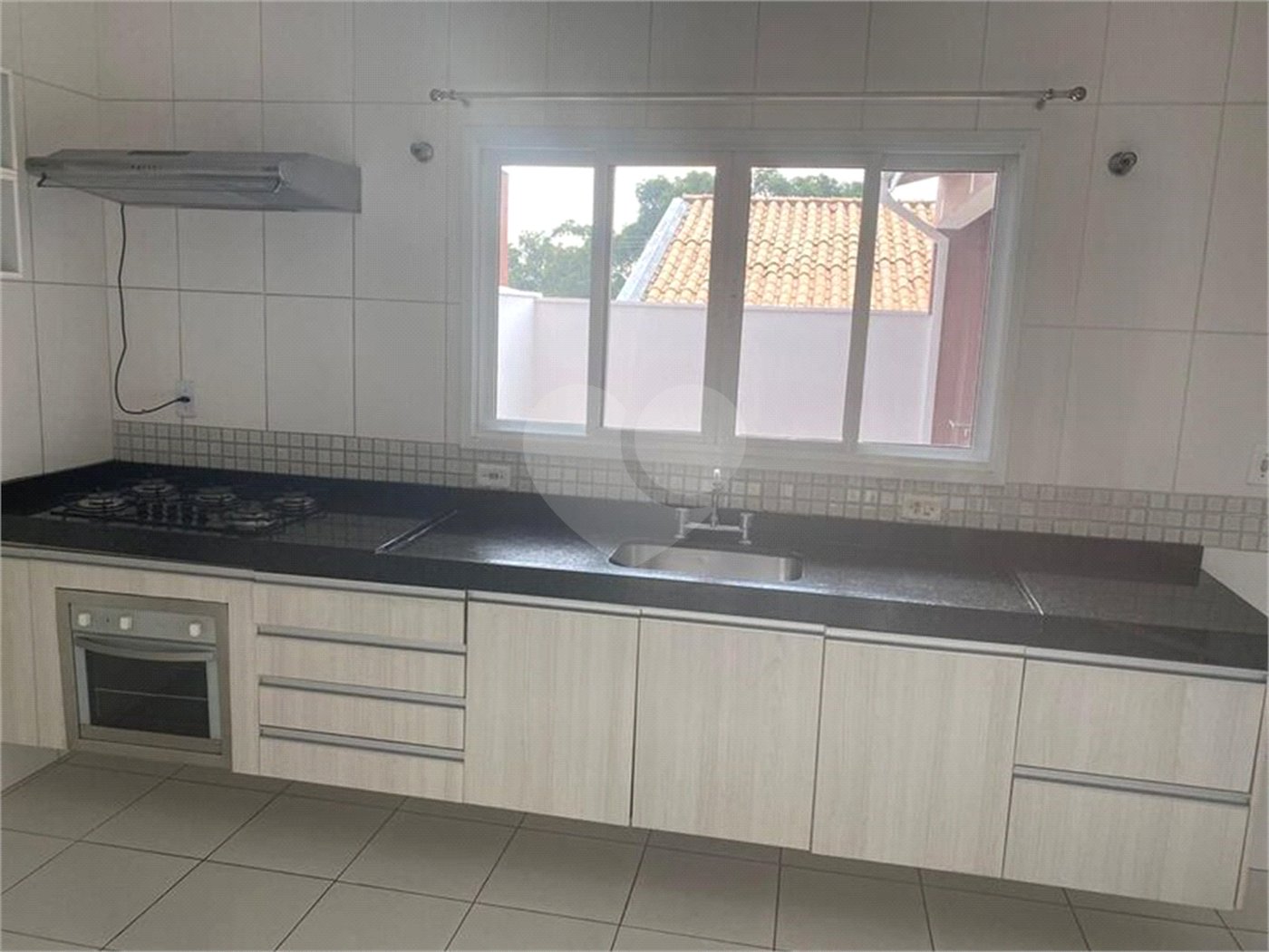 Casa à venda com 3 quartos, sendo 1 suíte, no condomínio Portal das Acacias, Indaiatuba - SP