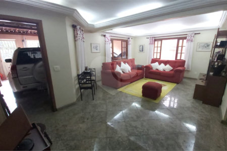 Sobrado à venda com 7 quartos, sendo 2 suítes, em Jardim Marajoara, São Paulo, SP