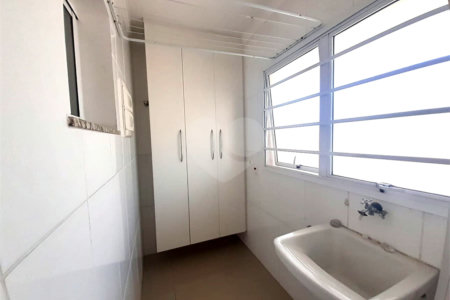 Casa à venda com 3 quartos, sendo 1 suíte, no condomínio Apeu, São Paulo - SP