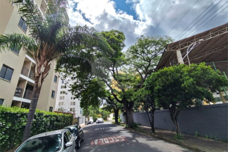 Apartamento á venda no centro com dois dormitórios e sacada.