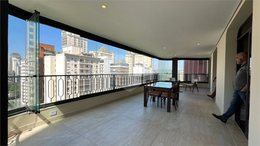 Apartamento à venda com 4 quartos, sendo 3 suítes, em Itaim Bibi, São Paulo, SP