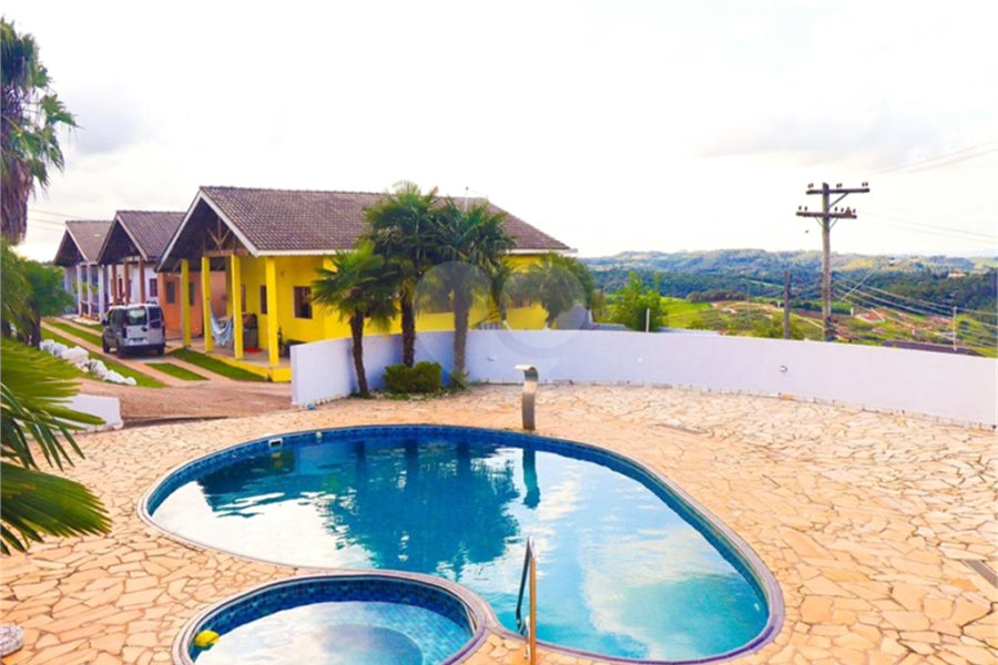 Casa à venda com 3 quartos, sendo 1 suíte, no condomínio Mountain Village, Atibaia - SP
