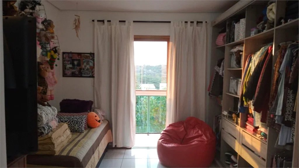 Casa à venda com 3 quartos, sendo 1 suíte, no condomínio Alcides Moreira, São Paulo - SP