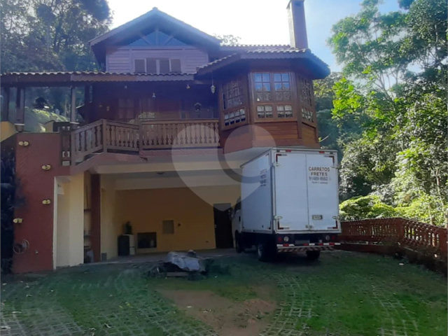 Casa à venda com 5 quartos, sendo 1 suíte,  no condomínio Parque Suiça, Caieiras - SP