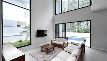 Casa à venda com 3 suítes no condomínio Ninho Verde II, Pardinho - SP