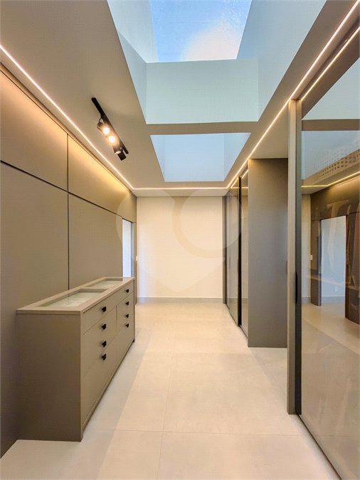 Indaiatuba - Quintas da Terracota - 1252 m² de terreno - casa térrea com 514 m² de área construída -3 vagas de garagem cobertas e 3 descobertas Lavabo - Sala de estar e jantar amplas e integradas - Escritório privativo - Cozinha toda equipada com geladeira, forno, micro-ondas, lava-louças,