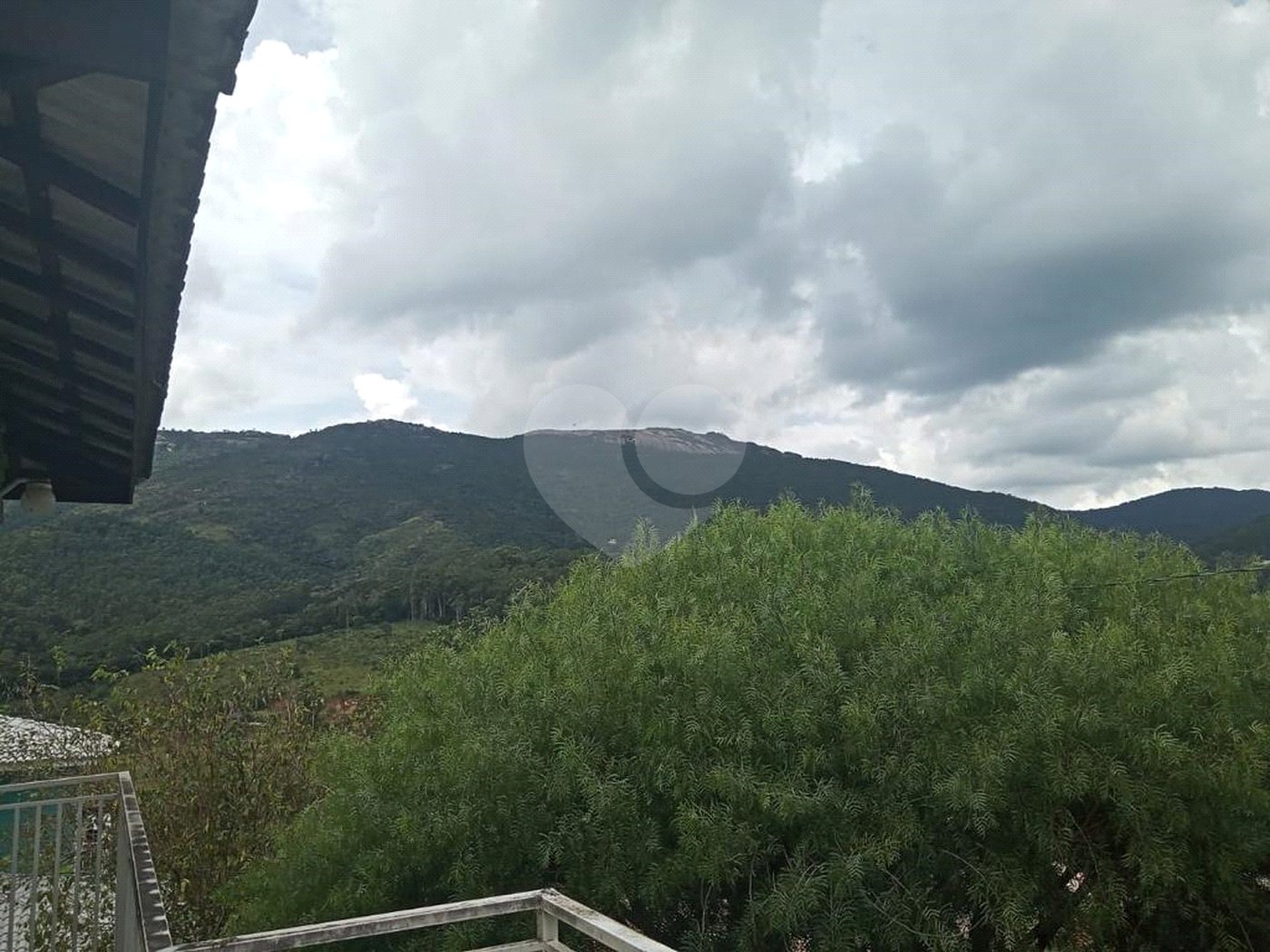 Casa à venda com 4 quartos, sendo 3 suítes, no condomínio Refúgio do Sauá I, Atibaia - SP