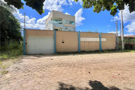 Casa à venda com 6 quartos, sendo 1 suíte,  no Centro, Balsas, MA