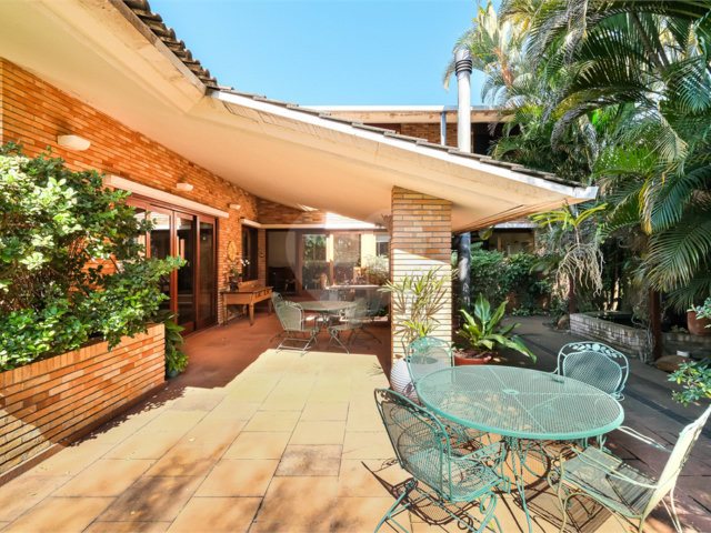 Casa à venda com 4 quartos, sendo 2 suítes,  em Jardim Cordeiro, São Paulo, SP