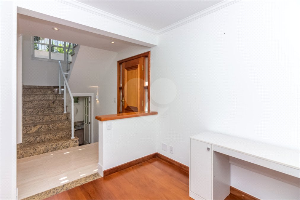 Casa à venda com 4 quartos, sendo 2 suítes, no condomínio Stephanie, São Paulo - SP