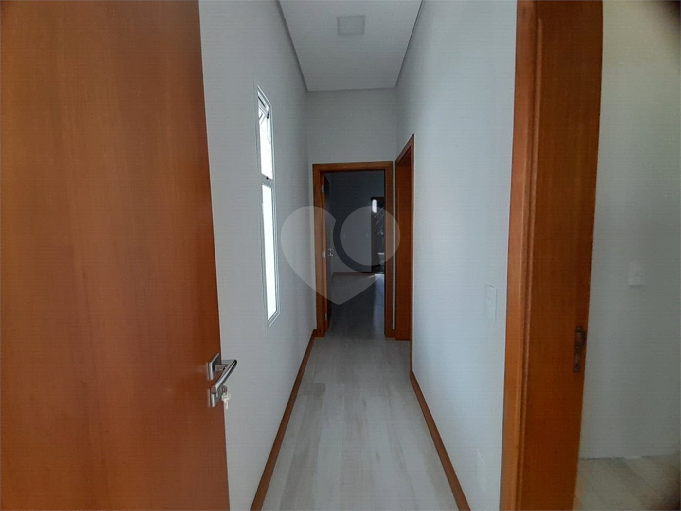 Belíssima Casa à Venda no Condomínio Damha IV
