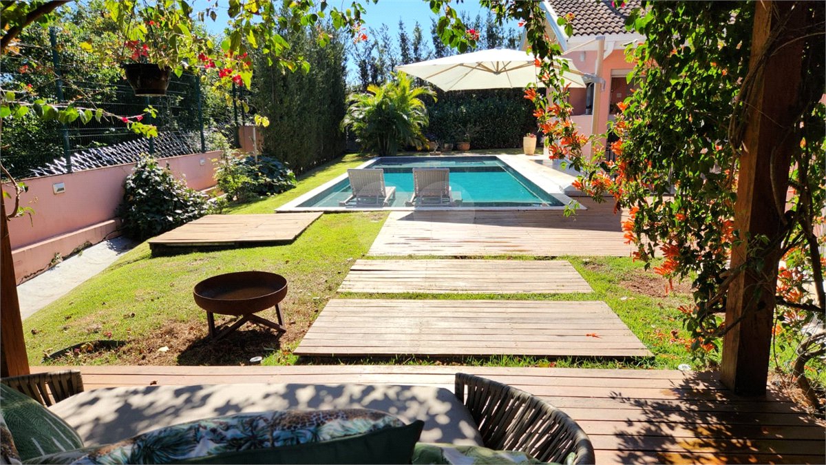 Casa à venda com 4 quartos, sendo 2 suítes, no condomínio Residencial Jardim Primavera, Louveira - SP