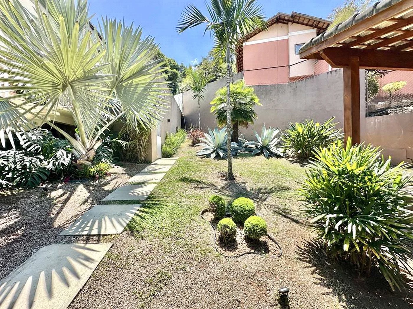 Casa à venda com 4 quartos, sendo 3 suítes,  no condomínio Vilarejo, Carapicuíba - SP