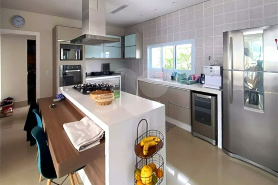 Casa de Alto Padrão em Condomínio com 4 suítes.