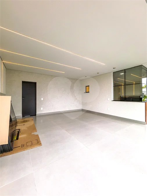 Casa Térrea – Condomínio Maria Cândida - 300 m² de terreno - 212 m² de área construída - 4 vagas de garagem, sendo 2 cobertas - Sala de jantar e estar integradas, com pé-direito duplo e cortina - 3 suítes com ar-condicionado, sendo 1 master com closet – planejado – Roupeiro – Escritório - Cozinha