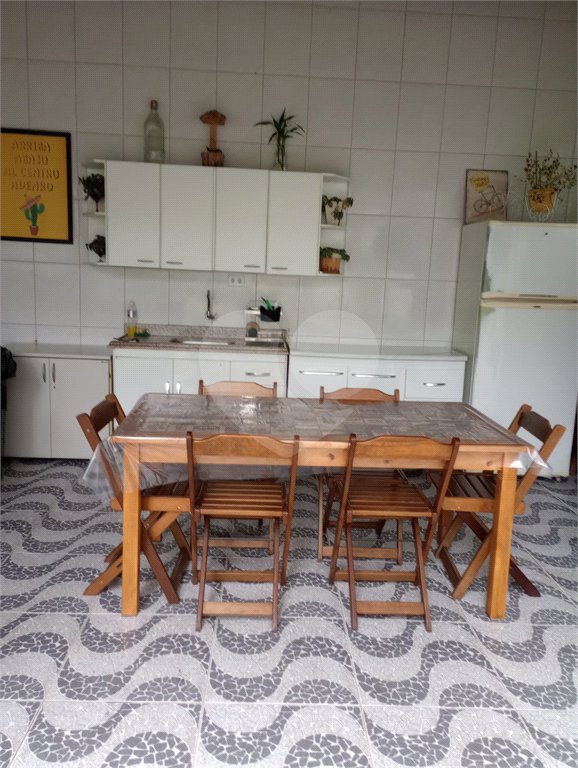 01 Dormitório, todo reformado, Semi Mobiliado com 01 Vaga de Garagem