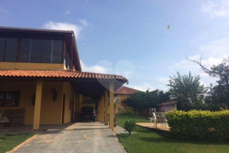 Casa à venda com 6 quartos, sendo 4 suítes, no condomínio Cond Riacho Fundo, Araçoiaba da Serra - SP