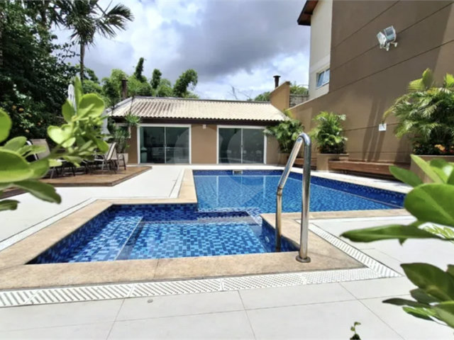 Casa à venda com 5 quartos, sendo 2 suítes,  no condomínio Floradas da Serra, São Paulo - SP