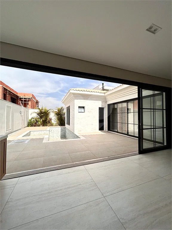 Casa térrea em estilo neoclássico com 3 suítes, no Condomínio Damha 2, na cidade de Piracicaba - SP.