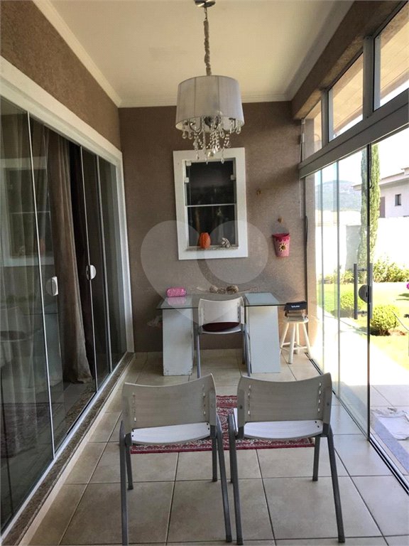 Casa à venda com 4 quartos, sendo 3 suítes, no condomínio Serra da Estrela, Atibaia - SP