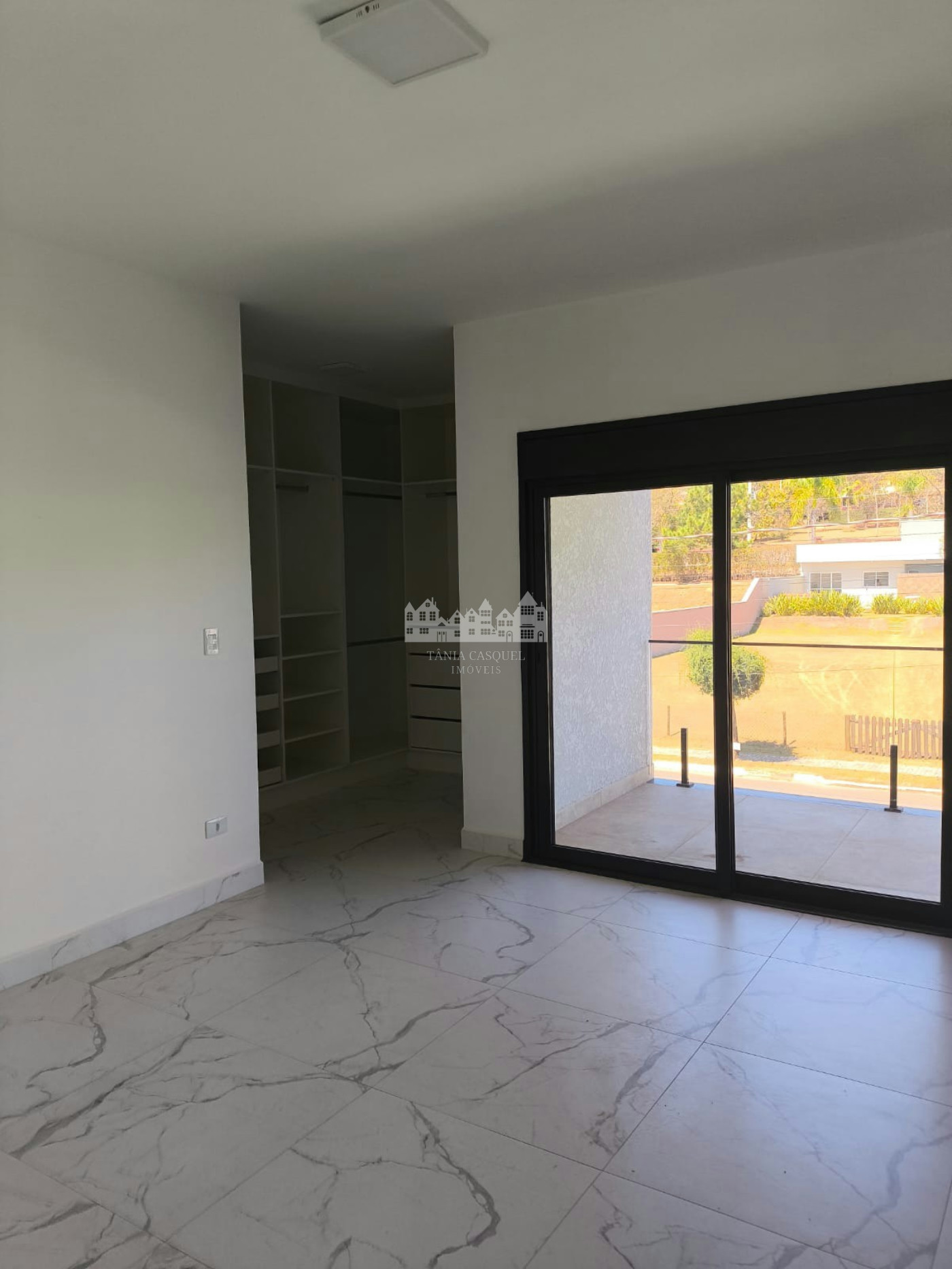 Casa à venda com 4 suítes no condomínio Shambala 2, Atibaia - SP