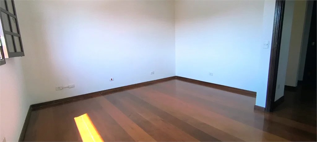 Casa à venda com 187m², 3 quartos, 2 suítes e 2 vagas de garagem próximo à USP