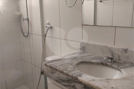 Apartamento no Condomínio Mont Vernon .