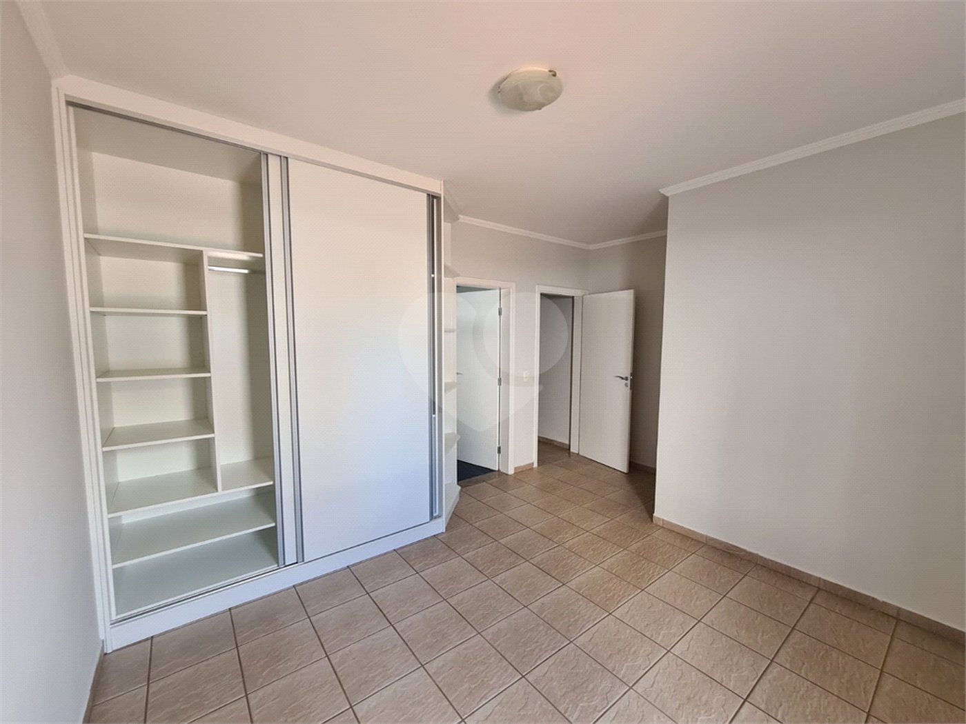 Casa à venda com 3 quartos, sendo 2 suítes, no condomínio Terras de São Francisco, Vinhedo - SP