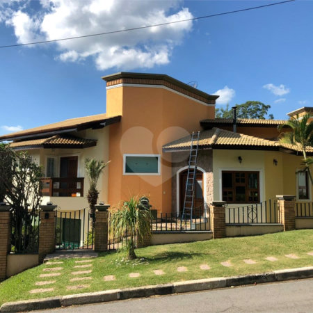 Casa à venda com 4 quartos, sendo 2 suítes, no condomínio Flamboyant, Atibaia - SP