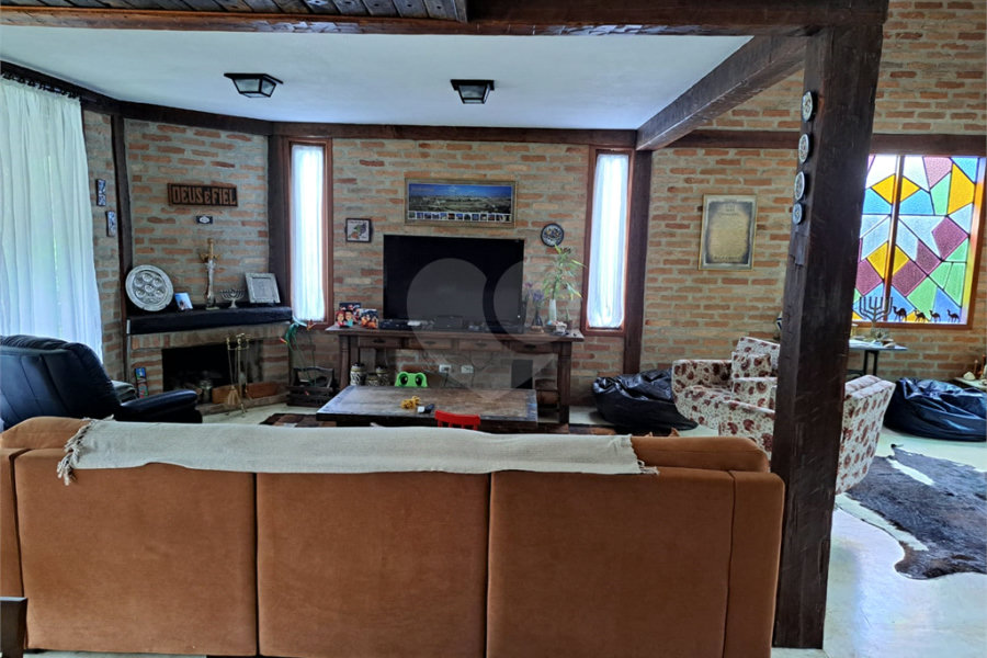 Casa à venda ou para alugar com 3 quartos, sendo 1 suíte,  no condomínio Parque Petrópolis 4 Secção, Mairiporã - SP