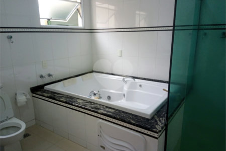 Sobrado à venda com 3 quartos, sendo 1 suíte, no Centro, Biritiba-mirim, SP