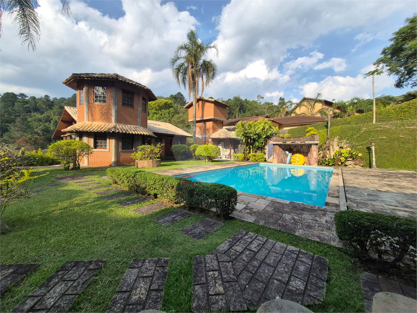 Casa à venda com 3 quartos, sendo 1 suíte, no condomínio Alpes da Cantareira, Mairiporã - SP