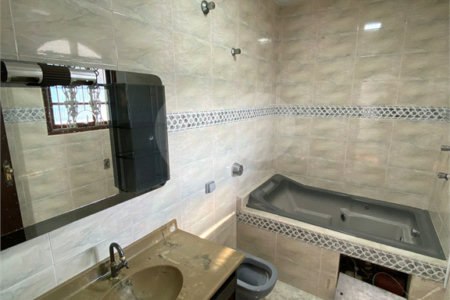 Sobrado à venda com 4 quartos, sendo 1 suíte, em Jardim Medina, Poá, SP