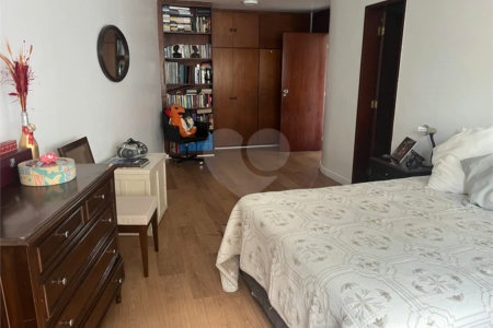 Casa à venda com 4 quartos, sendo 3 suítes, no condomínio Vitoria Regia, São Paulo - SP