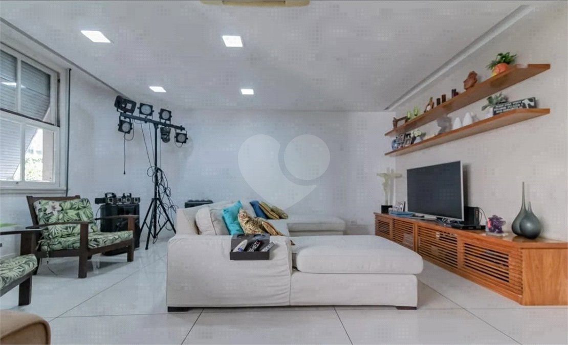 Apartamento à venda com 4 quartos, sendo 1 suíte,  em Copacabana, Rio de Janeiro, RJ