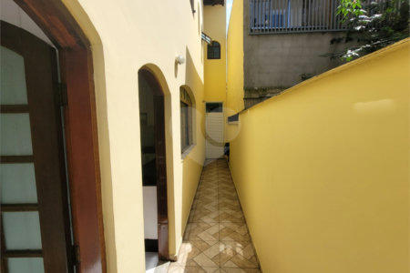 Sobrado à venda com 3 quartos, sendo 1 suíte, em Vila dos Remédios, São Paulo, SP