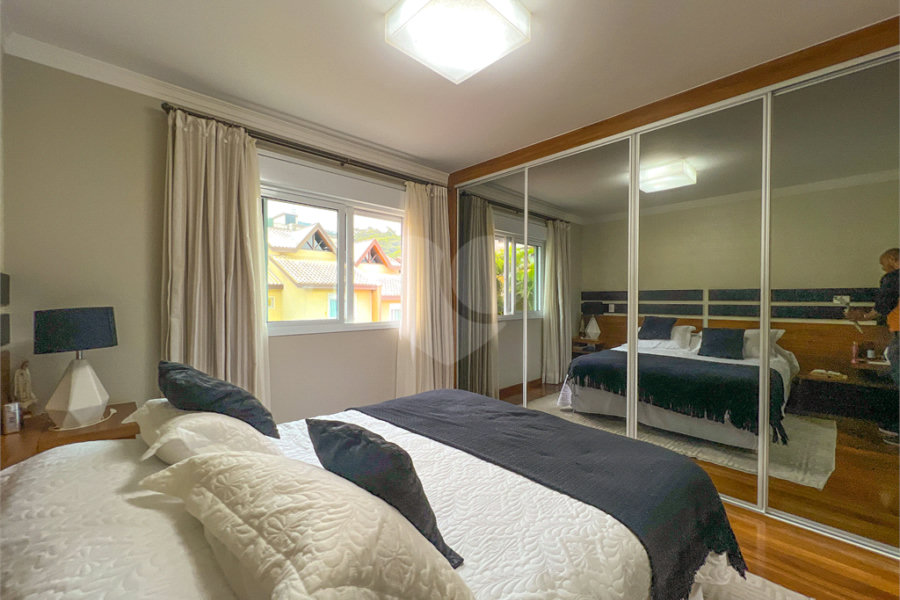 Casa à venda com 4 quartos, sendo 2 suítes,  no condomínio Floradas da Serra, São Paulo - SP
