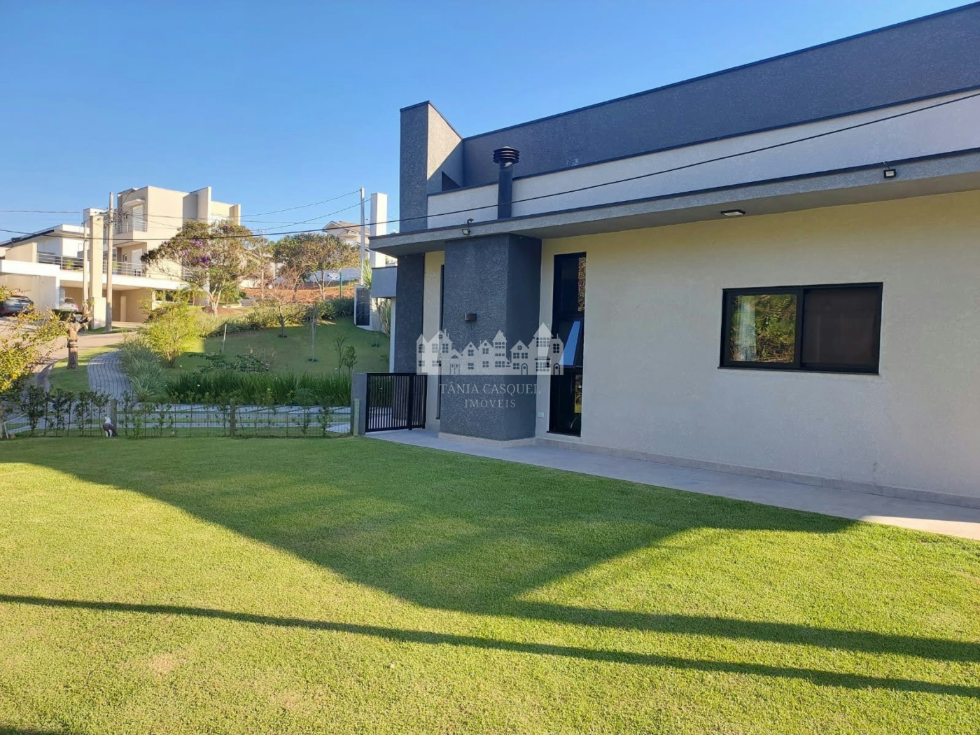Casa à venda com 4 quartos, sendo 2 suítes,  no condomínio Figueira Garden, Atibaia - SP