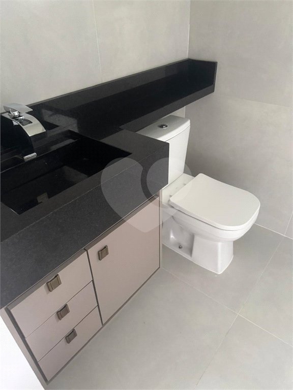 Casa à venda com 4 suítes no condomínio Figueira Garden, Atibaia - SP