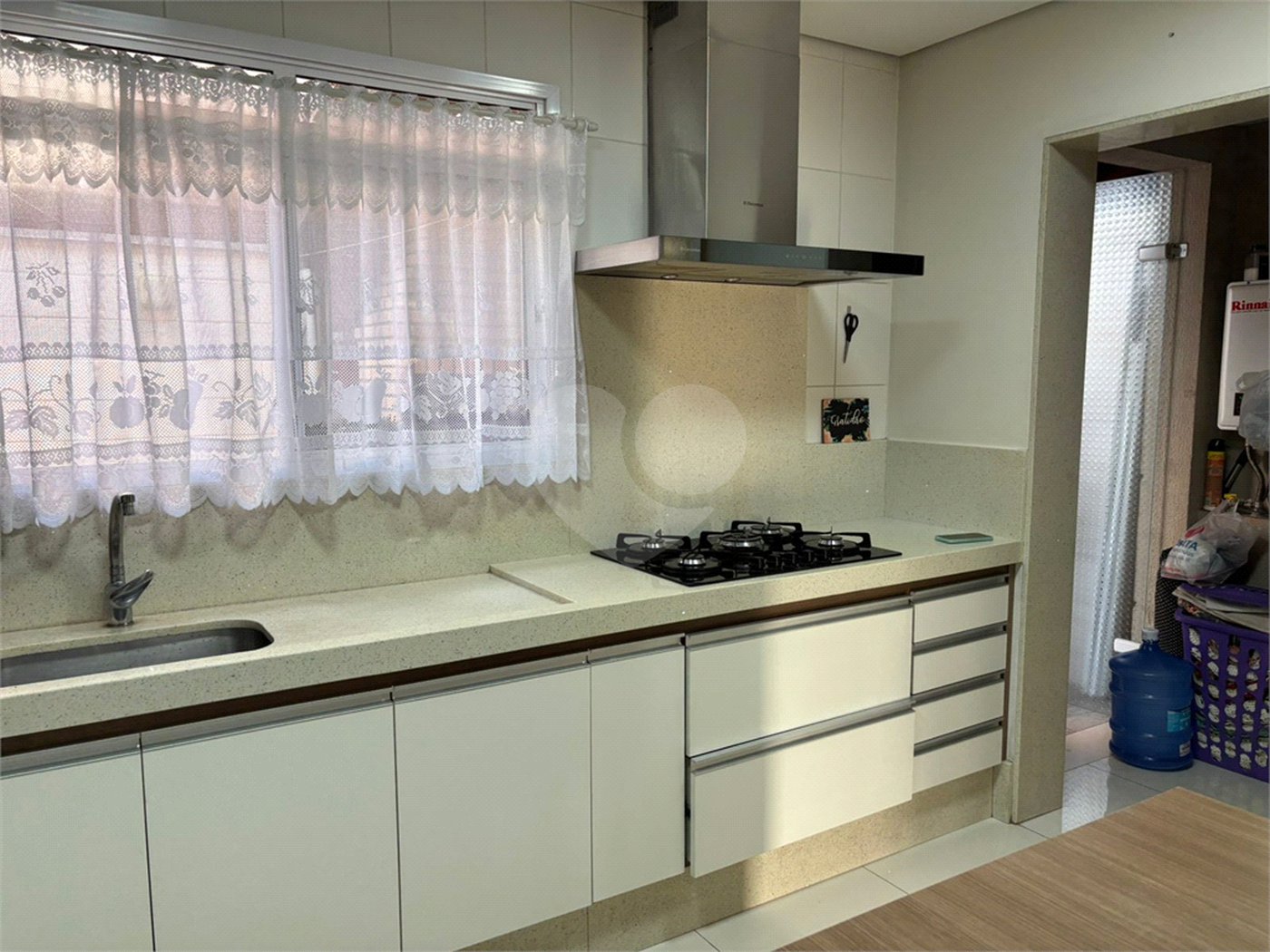 Casa à venda com 3 quartos, sendo 1 suíte, no condomínio Vila Nova Horizonte, Suzano - SP