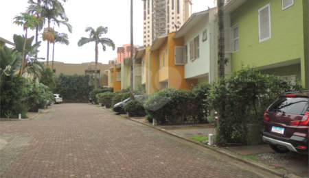 Casa à venda com 3 quartos, sendo 1 suíte, no condomínio Village Paradise Garden, São Paulo - SP