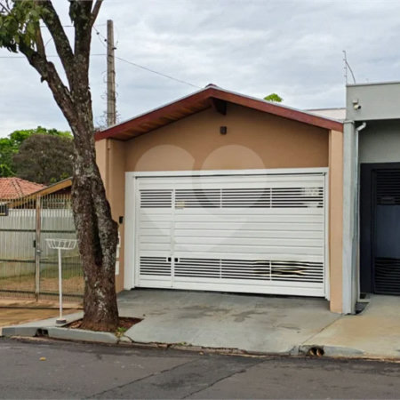 Casa Nova (Apenas 2 Anos) com Suíte: Conforto, Segurança e Localização Privilegiada!