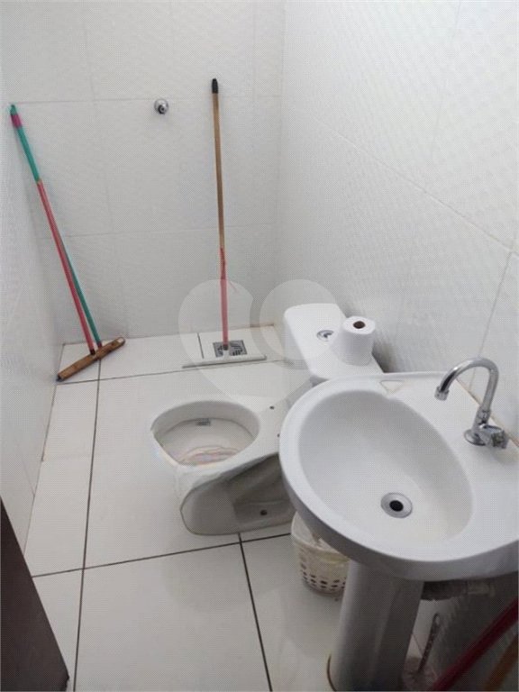 Casa térrea com 2 dormitórios, sendo 1 suíte.