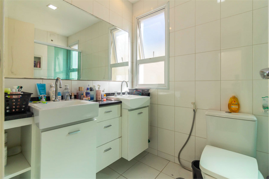 Casa à venda com 4 quartos, sendo 2 suítes, no condomínio Domus, São Paulo - SP