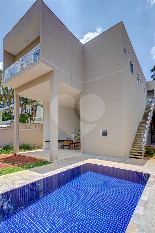 Sobrado à venda com 6 quartos, sendo 5 suítes,  em Interlagos, São Paulo, SP