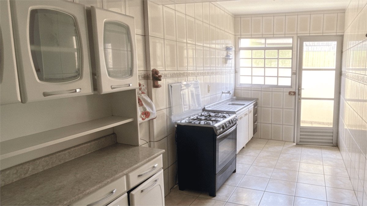 Sobrado à venda com 4 quartos, sendo 1 suíte, em Conjunto Habitacional Itapetininga F3, Itapetininga, SP
